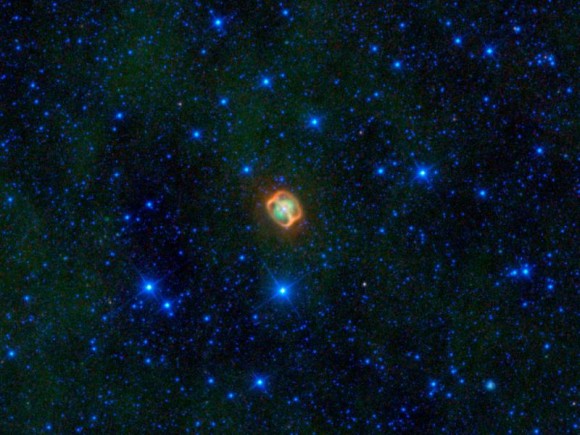 Планетарная туманность NGC 1514 в видимом (вверху) Фото Digitized Sky Survey/STScI) и инфракрасном диапазоне (внизу). Фото NASA/JPL-Caltech/UCLA