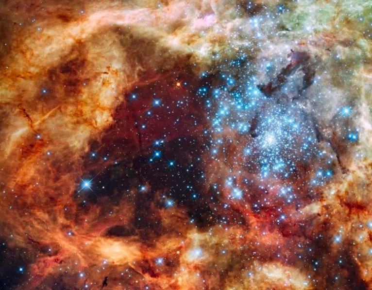 Представленное выше изображение создано из разных кадров, сделанных как в ультрафиолете, так и в видимом диапазоне длины волн новой широкоугольной камерой телескопа "Хаббл" Wide Field Camera 3. Снимок охватывает область диаметром около 100 световых лет.