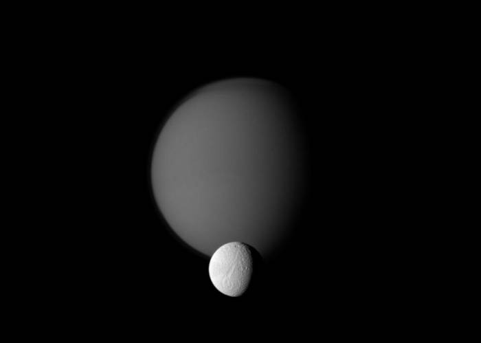 Тетис на фоне Титана. Фото NASA / JPL / Space Science Institute