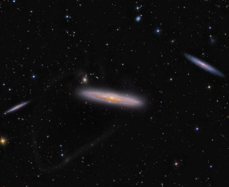 Галактика NGC 4216 (в центре), NGC 4206 (справа) и NGC 4222 (слева). Фото NASA, Robert Nemiroff (MTU) & Jerry Bonnell (USRA).