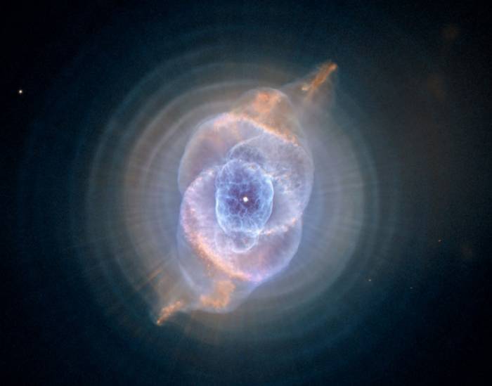 Планетарная туманность Кошачий Глаз (NGC 6543). Фото ESA, NASA, HEIC and The Hubble Heritage Team STScI/AURA)