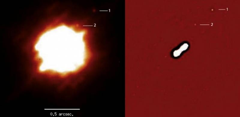 Астероид 216 Клеопатра; слева снимок сделанный телескопом Кек II, справа - обработанное изображение. Спутники астероида отмечены цифрами. Фото SETI/UC-Berkeley