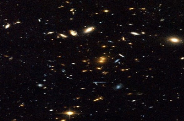 Скопление галактик RDCSJ1252. Фото NASA, ESA, Blakeskee (Johns Hopkins), Postman (STScI), Rosati (ESO)