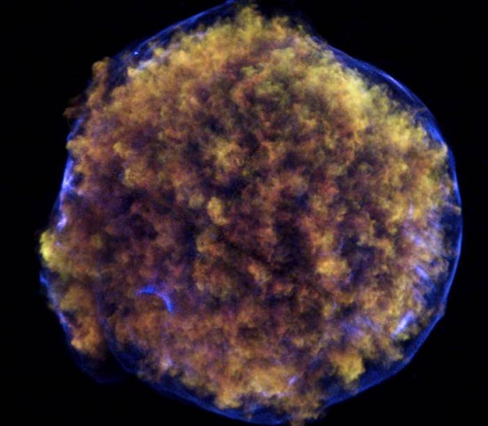  Остаток сверхновой SN 1572. В левой части снимка четко видна рентгеновская дуга. Иллюстрация NASA/CXC/Chinese Academy of Sciences/F. Lu et al.