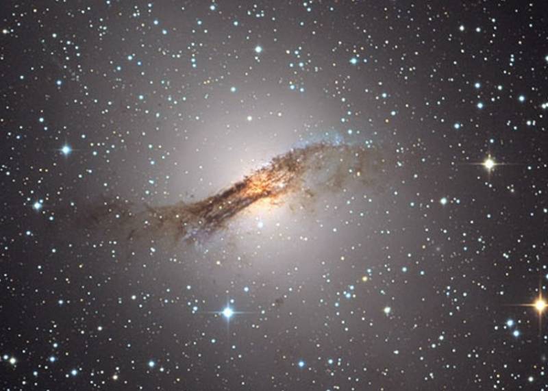 Галактика NGC 5128 в видимом диапазоне. Фото Capella Observatory