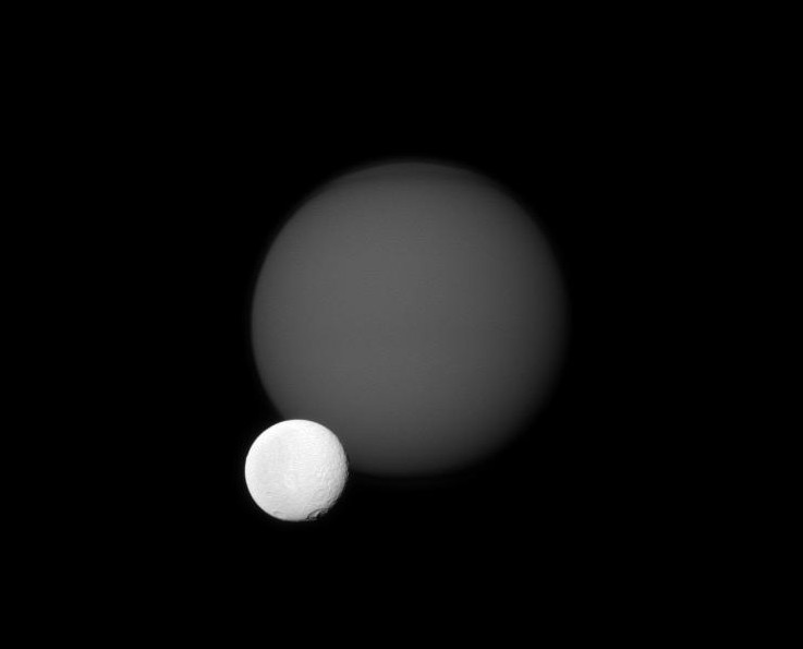 Тетис и Титан. Фото NASA/JPL/Space Science Institute 