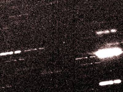 На этом снимке с Канадско-Франко-Гавайского телескопа 2010 TK7, находящийся в центре изображения, выглядит как светлое пятнышко. (Иллюстрация C. Veillet, CFHT.) 