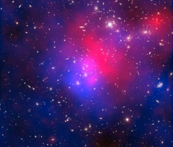 Скопление галактик Abell 2744. Изображение сочетает в себе видимый и рентгеновский диапазон, а так же математическое расположение темной материи. Фото NASA, ESA, ESO, CXC & D. Coe (STScI)/J. Merten (Heidelberg/Bologna) Источник: kosmos-x.net.ru