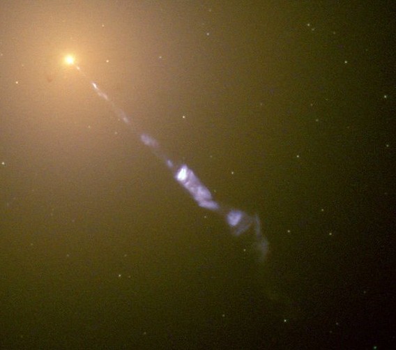 Джет, исходящий из галактики с активным ядром M87. Фото NASA / The Hubble Heritage Team 