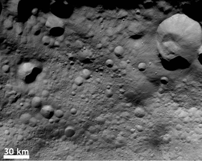 Поверхность астероида Веста. Фото NASA/ JPL-Caltech/ UCLA/ MPS/ DLR/ IDA