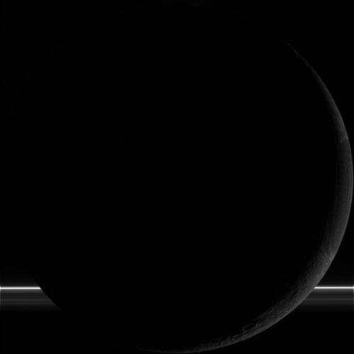 Поверхность Энцелада в тени на фоне колец. Фото NASA / JPL-Caltech / Space Science Institute 