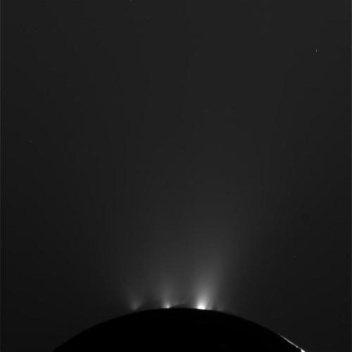 Гейзеры Энцелада. Фото NASA / JPL-Caltech / Space Science Institute 