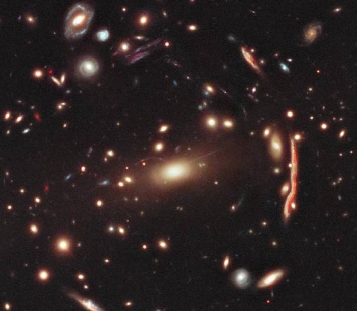 Скопление галактик MACS J1206.2-0847. Фото NASA, ESA, M. Postman (STScI), and the CLASH Team 