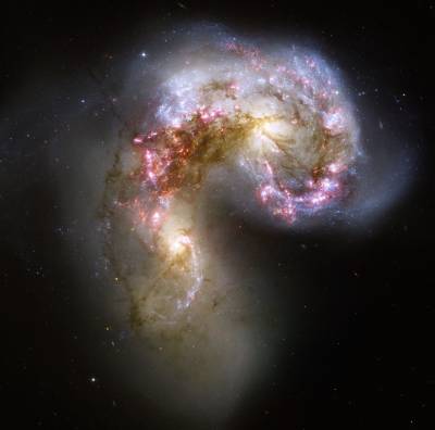 Спиральные галактики Антенн в процессе столкновения. Снимок от телескопа «Хаббл».