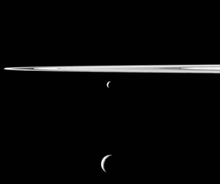 Энцелад (вверху) и Тетис (внизу) на фоне колец Сатурна. Фото NASA / JPL-Caltech / Space Science Institute 