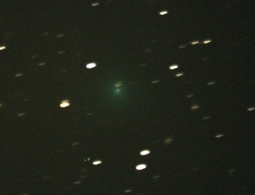 Зеленоватая точка в центре снимка - комета C/2012 C2 (Bruenjes). Фото Fred Bruenjes