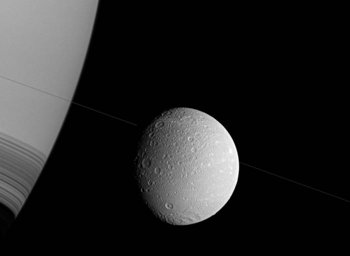 В центре изображения Диона. Правую часть занимает гигантский бок Сатурна. Фото NASA / JPL-Caltech / Space Science Institute 