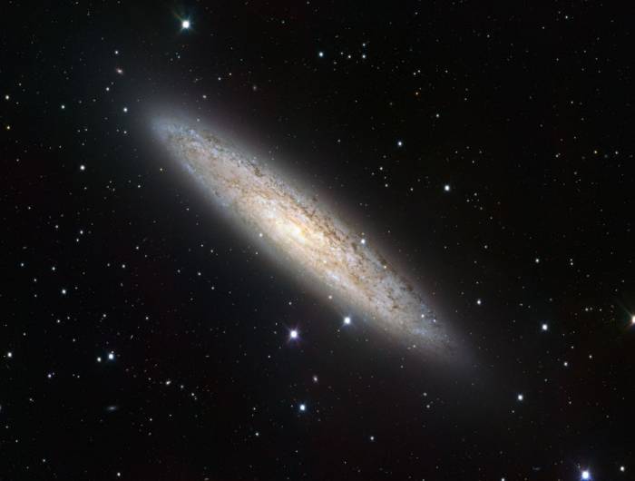 Галактика NGC 253. Фото ESO/INAF-VST/ A. Grado/L. Limatola/INAF-Capodimonte Observatory
