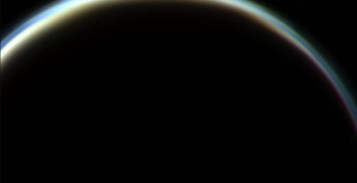 Атмосфера Титана в лучах Солнца. Съемка произведена 13 декабря 2011 года. Фото NASA / JPL / Space Science Institute. Edited by J. Major.