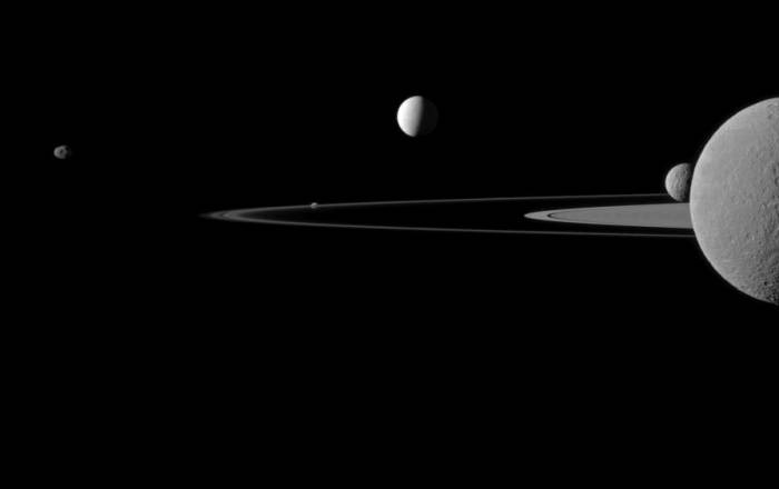 Целая плеяда спутников Сатурна. Слева направо: Янус, Пандора, Энцелад, Мимас и Рея. Фото NASA / JPL-Caltech / Space Science Institute