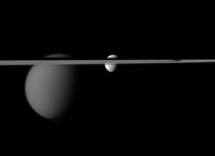 Титан (слева) и Тетис (справа) находятся за линией колец Сатурна. Фото NASA / JPL-Caltech / Space Science Institute