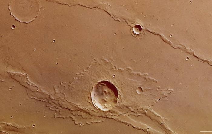 Марсианский кратер. Хорошо различима несимметрично расположенная зона кратерного выброса.