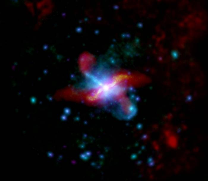 Галактика Центавр А в дальнем инфракрасном и рентгеновском диапазоне. 