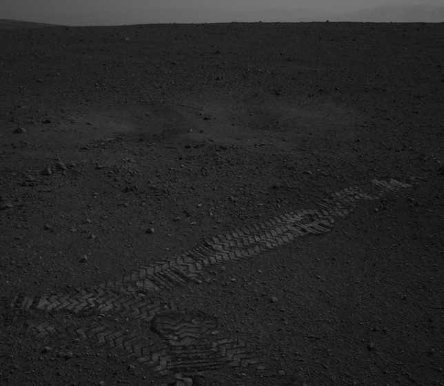  Следы марсохода «Curiosity» на поверхности планеты.