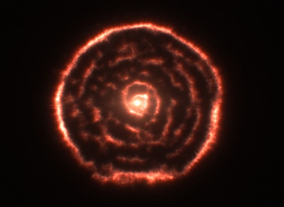«Огненная спираль» красного гиганта R Sculptoris. 