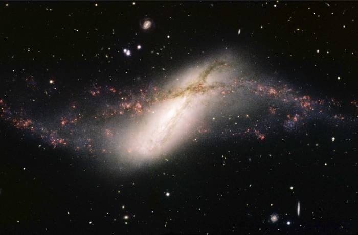 Полярная галактика NGC 660.