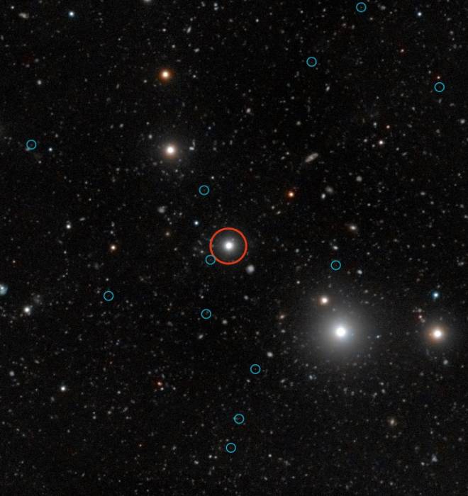Красным кругом отмечен квазар HE 0109-3518, а синими кружками темные галактики.