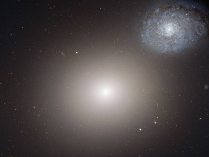 Галактическая пара Arp 116 (NGC 4649 и NGC 4647).