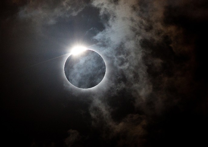 Полное солнечное затмение. Кадр получил название "Бриллиантовое кольцо". 