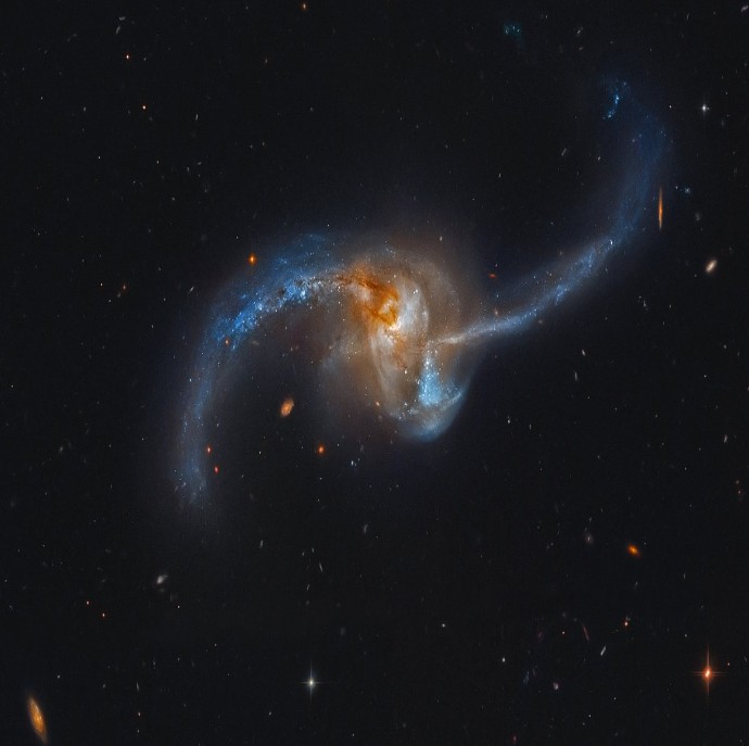 Сливающаяся галактика NGC 2623 