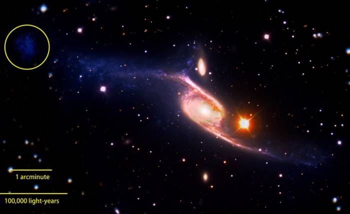 Галактика NGC 6872. Новая галактика-спутник отмечена кругом.