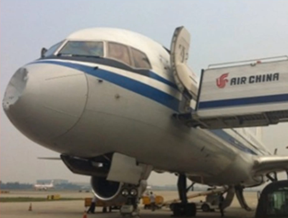 НЛО "помял" нос китайскому самолету
