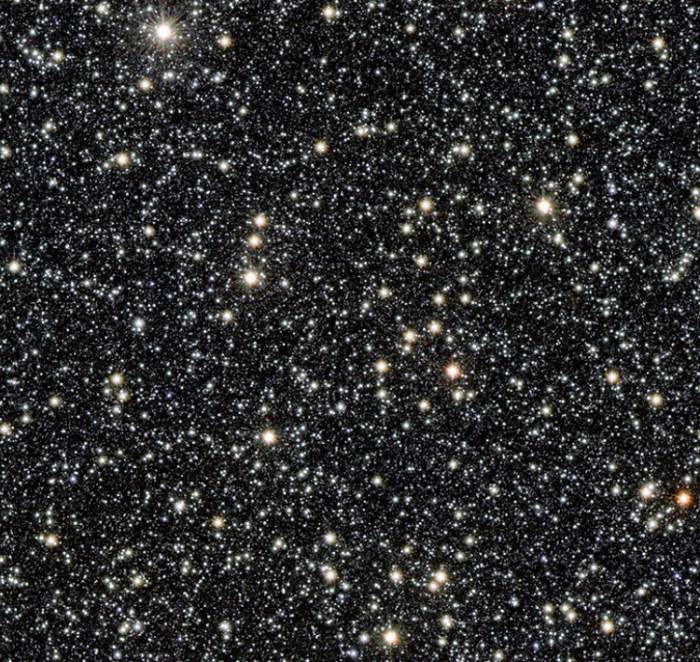 Среди этой восхитительной «россыпи» звезд астрономы смогли найти коричневый карлик VVV BD001. Он находится в центре изображения. 