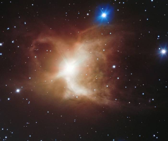 Туманность Пивная кружка (IC 2220) В центре находится красный гигант HD 65750