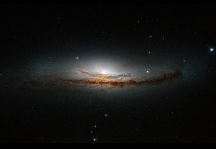 Спиральная галактика NGC 5793. 