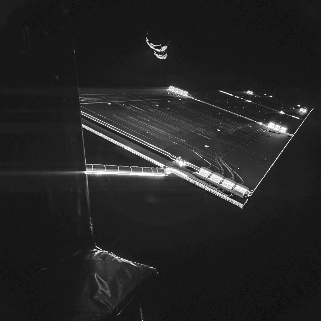 Фотография, полученная спускаемым аппаратом «Филы» 7 сентября 2014 года с борта аппарата «Розетта». На снимке видна сама комета, а также корпус и солнечная панель «Розетты».