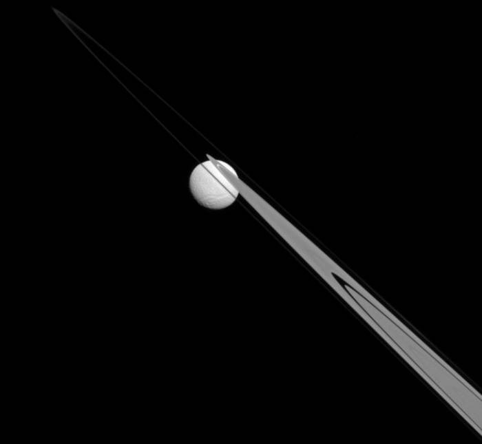 Тетис и кольца Сатурна. 