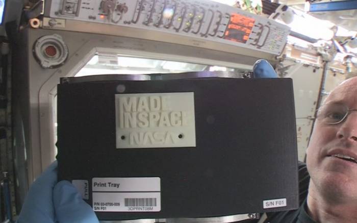 Первая деталь созданная 3D принтером в космосе . 
