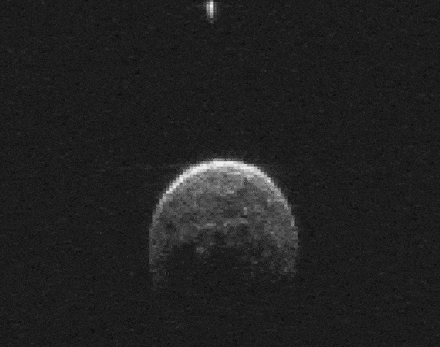 Анимация радарного наблюдения за астероидом 2004 BL86 и его спутника. 