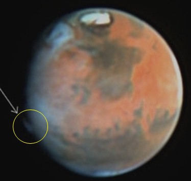 Дымка на Марсе, которую зафиксировал космический телескоп Хаббл в 1997 году. 