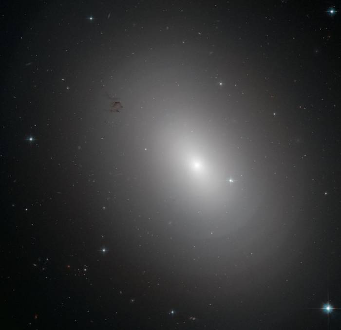 Эллиптическая галактика NGC 3923. 