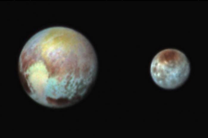 Плутон и Харон в ложных цветах. Абсолютно разные миры.