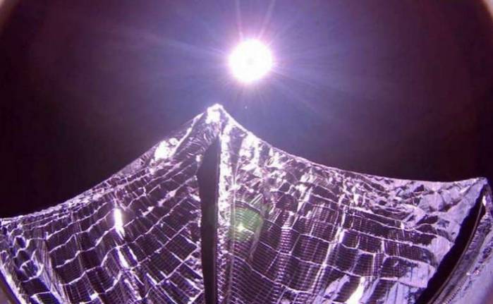 Изображение солнечного паруса LightSail-1 было выполнено собственной камерой спутника.