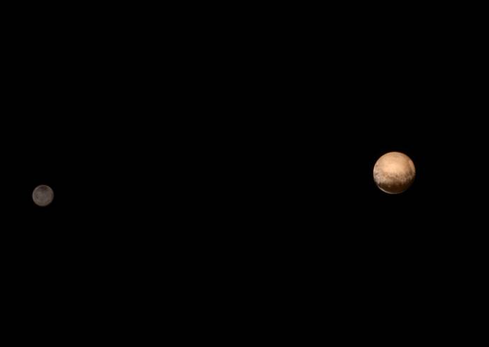 Система Плутон-Харон в цвете. Снимок выполнен 8 июля 2015 года с расстояния в 6 миллионов километров. 