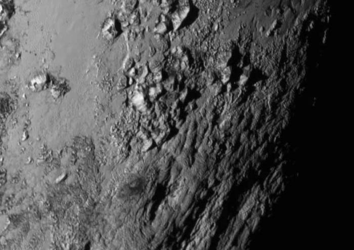 Горы Плутона. Снимок был сделан 14 июля 2015 года за полтора часа до сближения аппарата с Плутоном. 