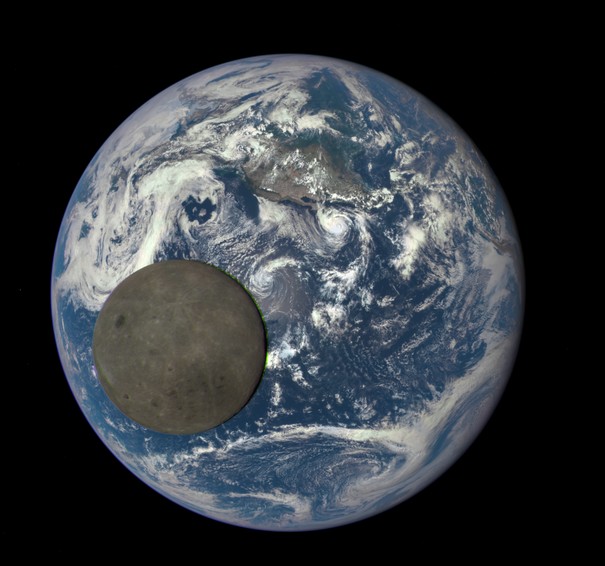 Луна на фоне Земли глазами аппарата DSCOVR. 